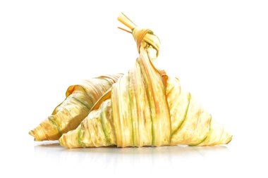 Beyaz arka plan üzerinde derin kızarmış ketupat palas