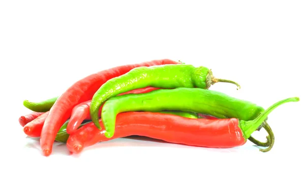 Grupa mix papryki chili na białym tle na białym tle jako element projektu pakiet — Zdjęcie stockowe