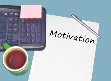 Metin tabloda çay, hesap makinesi ve kalem ile klavye