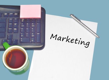 Metin tabloda çay, hesap makinesi ve kalem ile klavye