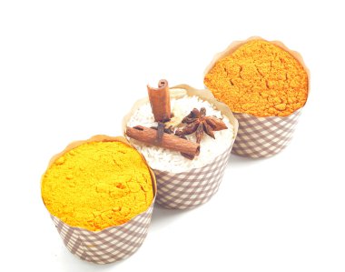 baharat beyaz zemin üzerine