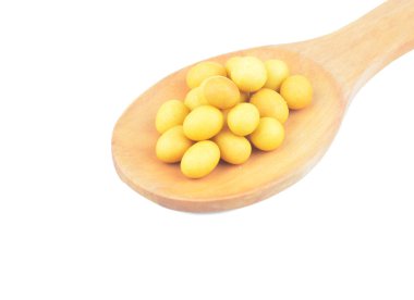 bir tahta kaşık içinde snack fındık