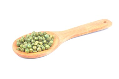 bir tahta kaşık içinde snack fındık