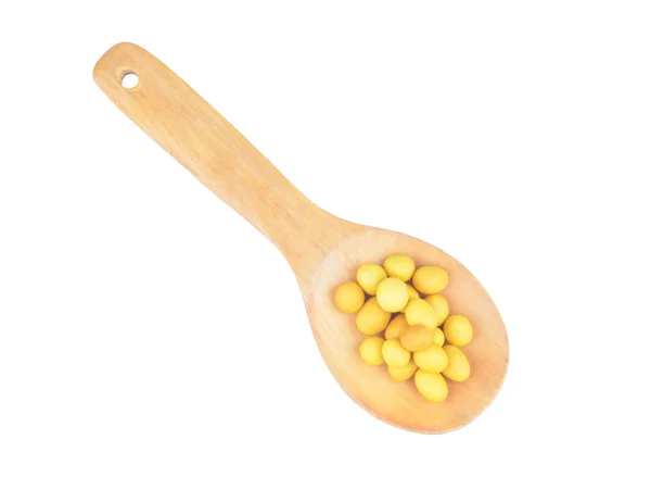 Nueces de bocadillo en una cuchara de madera — Foto de Stock