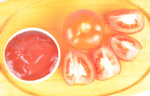 Tomates fraîches et sauce isolées sur blanc — Photo