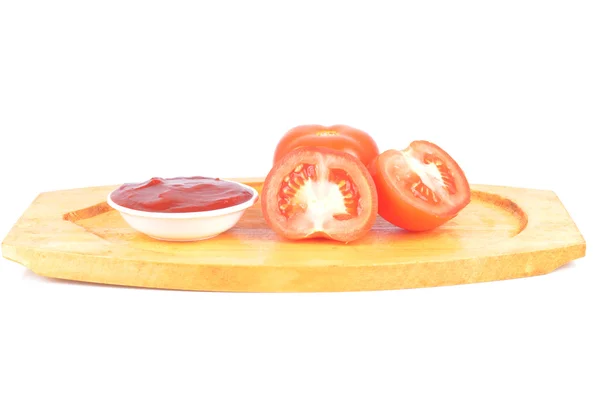 Świeże pomidory i sos na białym tle — Zdjęcie stockowe