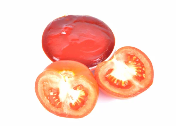 Tomates frescos e molho isolado em branco — Fotografia de Stock