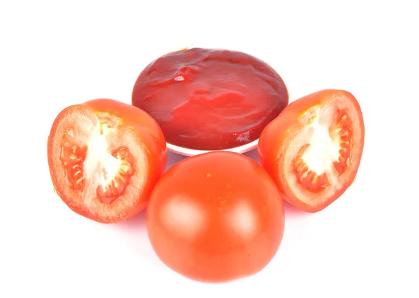 Tomates frescos e molho isolado em branco — Fotografia de Stock