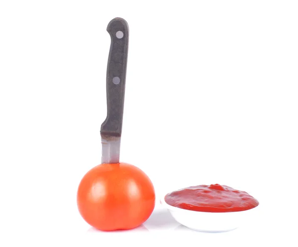 Färska tomater och sås isolerad på vit — Stockfoto