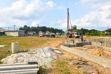 Rayong, Tayland - 25 Mart 2020 Tanımlanamayan iş, inşaat, takım çalışması ve inşaat işçileri bölgede çalışıyor.