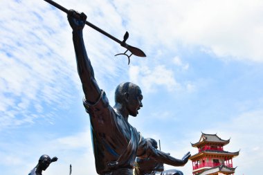Suphanburi şehri Tayland 27 Mayıs 2018 Suphanburi Tayland 'da tanımlanamayan dev ejderha heykeli. Yeni Yıl Fener Festivali, Ejderha Çin Yeni Yılı.