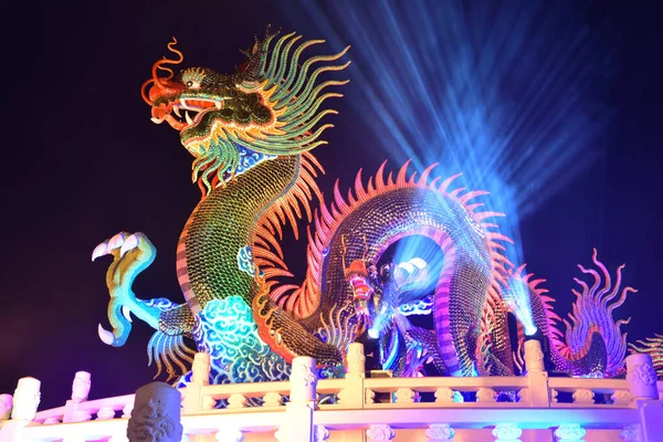 Nakhon sawan şehri Tayland turistleri Çin Yeni Yıl Fener Festivali, Ejderha Çin Yeni Yılı ve Çin Ejderha Feneri 'ni ziyarete geliyor.