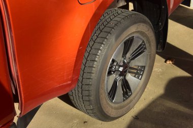 Rayong, Tayland - 11 Kasım 2020 Kimliği belirsiz bir araba eve park edilmiş.