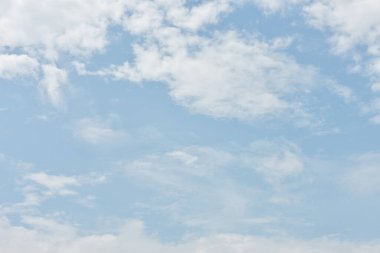 Arka plan için mavi gökyüzü ve beyaz bulutlar