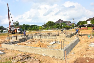 Rayong, Tayland - 25 Mart 2020 Tanımlanamayan iş, inşaat, takım çalışması ve inşaat işçileri bölgede çalışıyor.