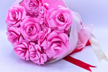 Beyaz arka planda mezuniyet hediyesi