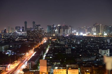 Bangkok Tayland 11 Kasım 2020 Birçok Taylandlı trenle Bangkok 'a gidiyor. Tayland' ın başkenti. Güzel şehir, binalar, şehir manzarası. Avrupa, Amerika ve Çin 'deki yabancılar Bangkok' a seyahat etmeyi severler..