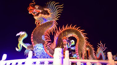 Nakhon sawan şehri Tayland turistleri Çin Yeni Yıl Fener Festivali, Ejderha Çin Yeni Yılı ve Çin Ejderha Feneri 'ni ziyarete geliyor.