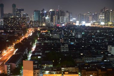 Bangkok Tayland 11 Kasım 2020 Birçok Taylandlı trenle Bangkok 'a gidiyor. Tayland' ın başkenti. Güzel şehir, binalar, şehir manzarası. Avrupa, Amerika ve Çin 'deki yabancılar Bangkok' a seyahat etmeyi severler..