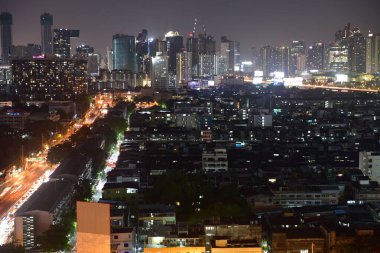Bangkok Tayland 11 Kasım 2020 Birçok Taylandlı trenle Bangkok 'a gidiyor. Tayland' ın başkenti. Güzel şehir, binalar, şehir manzarası. Avrupa, Amerika ve Çin 'deki yabancılar Bangkok' a seyahat etmeyi severler..