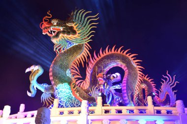 Nakhon sawan şehri Tayland turistleri Çin Yeni Yıl Fener Festivali, Ejderha Çin Yeni Yılı ve Çin Ejderha Feneri 'ni ziyarete geliyor.