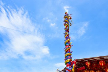 Suphanburi şehri Tayland 27 Mayıs 2018 Suphanburi Tayland 'da tanımlanamayan dev ejderha heykeli. Yeni Yıl Fener Festivali, Ejderha Çin Yeni Yılı.