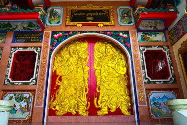 Suphanburi şehri Tayland 27 Mayıs 2018 Suphanburi Tayland 'da tanımlanamayan dev ejderha heykeli. Yeni Yıl Fener Festivali, Ejderha Çin Yeni Yılı.