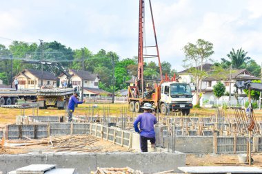 Rayong, Tayland - 25 Mart 2020 Tanımlanamayan iş, inşaat, takım çalışması ve inşaat işçileri bölgede çalışıyor