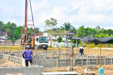 Rayong, Tayland - 25 Mart 2020 Tanımlanamayan iş, inşaat, takım çalışması ve inşaat işçileri bölgede çalışıyor