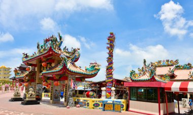 Suphanburi şehri Tayland 27 Mayıs 2018 Suphanburi Tayland 'da tanımlanamayan dev ejderha heykeli. Yeni Yıl Fener Festivali, Ejderha Çin Yeni Yılı.