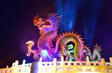 Nakhon sawan şehri Tayland turistleri Çin Yeni Yıl Fener Festivali, Ejderha Çin Yeni Yılı ve Çin Ejderha Feneri 'ni ziyarete geliyor.