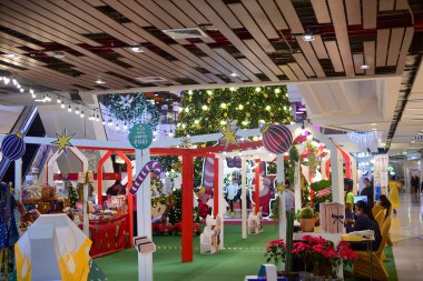 Rayong Tayland 10 Kasım 2020 Tanımlanamayan Hediye Kutuları, sınır tasarımı. Noel yeni yılı.