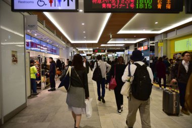 Tokyo, Japonya 27 Kasım 2019 Kimliği belirsiz Japon halkı Tokyo 'ya seyahat ediyor.