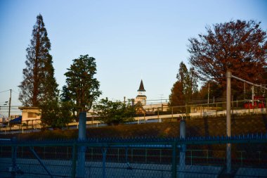 Tokyo, Japonya 21 Kasım 2018 Kimliği belirsiz insanlar Tokyo tren istasyonlarında. Tokyo 'ya seyahat eden Japonların Görüntü Seyahati.