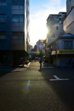 Tokyo, Japonya 21 Kasım 2018 Kimliği belirsiz insanlar Tokyo tren istasyonlarında. Tokyo 'ya seyahat eden Japonların Görüntü Seyahati.