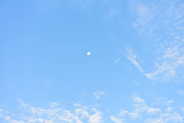 Arka plan için mavi gökyüzü ve beyaz bulutlar