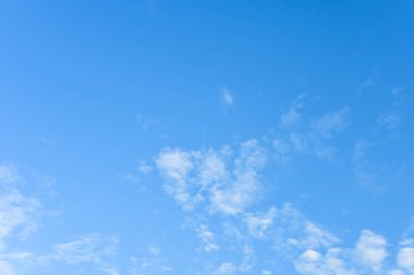 Arka plan için mavi gökyüzü ve beyaz bulutlar