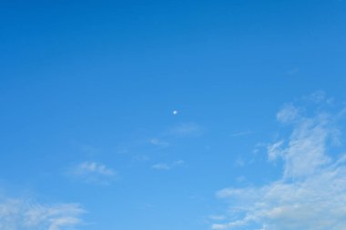 Arka plan için mavi gökyüzü ve beyaz bulutlar