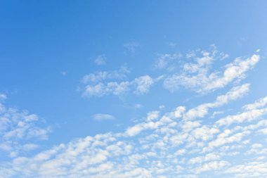 Arka plan için mavi gökyüzü ve beyaz bulutlar