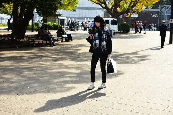 Tokio Japón Noviembre 2019 Desenfoque Identificado Muchas Personas Están Caminando —  Fotos de Stock