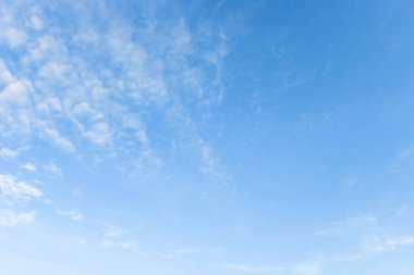 Arka plan için mavi gökyüzü ve beyaz bulutlar