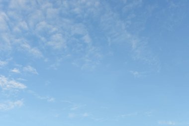 Arka plan için mavi gökyüzü ve beyaz bulutlar