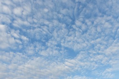 Arka plan için mavi gökyüzü ve beyaz bulutlar