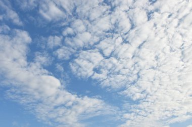 Arka plan için mavi gökyüzü ve beyaz bulutlar