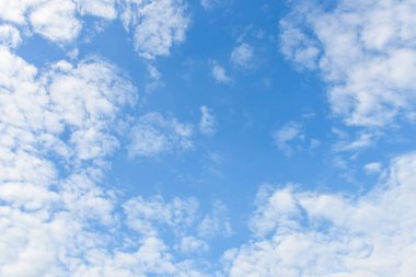 Arka plan için mavi gökyüzü ve beyaz bulutlar