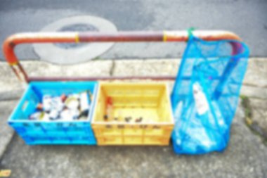 Japonya 27 Kasım 2019 Tanımlanamayan Japon çöplerini evin önüne atıyor.