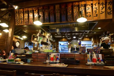 Tokyo, Japonya 21 Kasım 2018 Tokyo 'daki tanımlanamayan Japon binaları ve binaları.