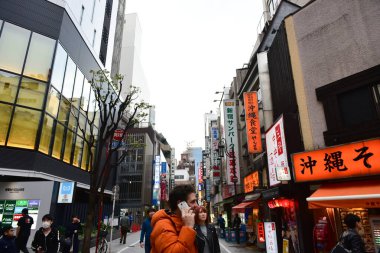 Tokyo, Japonya 21 Kasım 2018 Tokyo 'daki tanımlanamayan Japon binaları ve binaları.