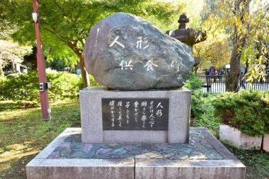 Tokyo, Japonya. 27 Kasım 2019 Tanımlanamayan Görüntü. Birçok insan Ueno parkında yürüyor ve sonbahar ağacını izliyor..