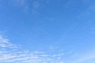 Arka plan için mavi gökyüzü ve beyaz bulutlar